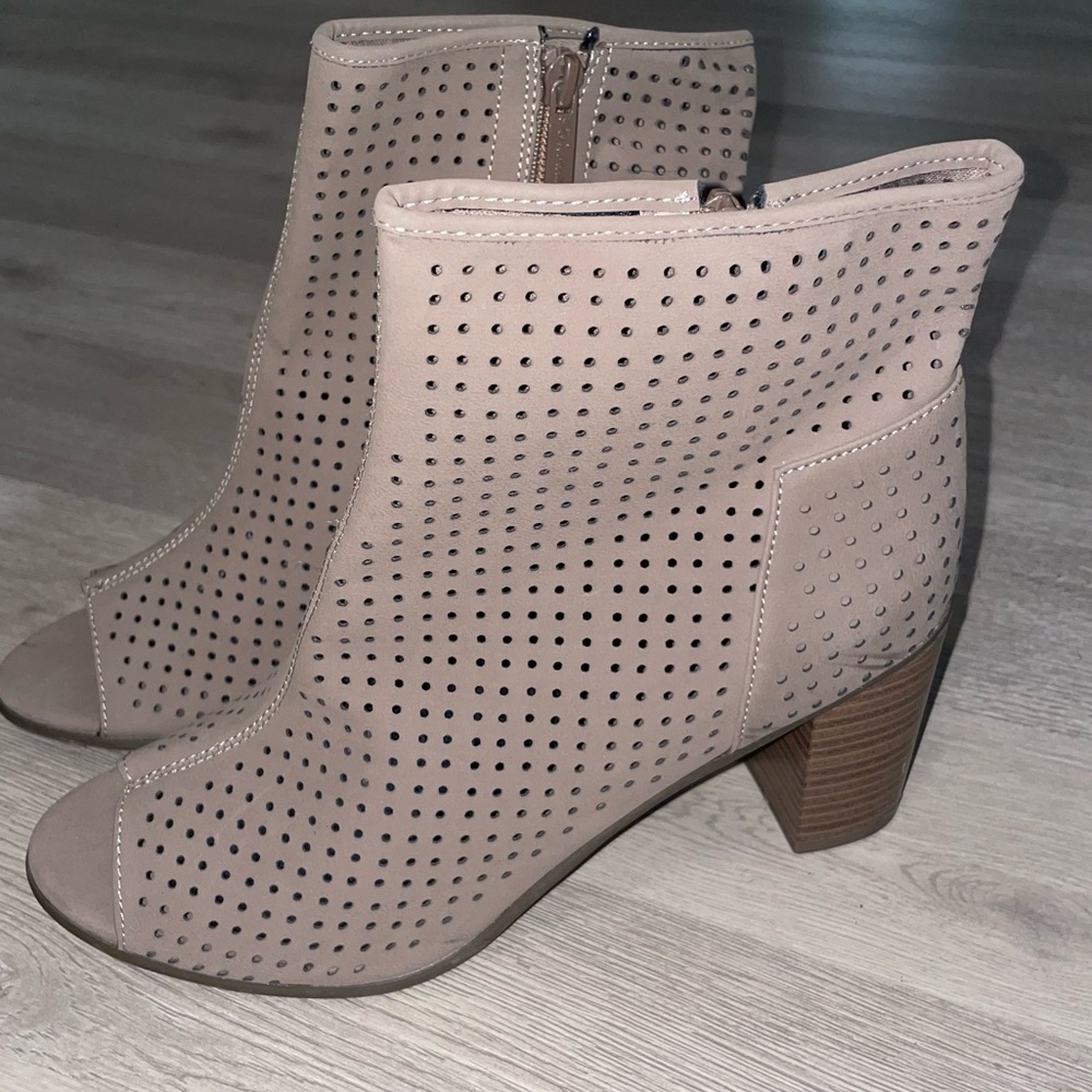 NWOT Breckelle’s Suede Tan Block Heel Summer Sandals- Size 9